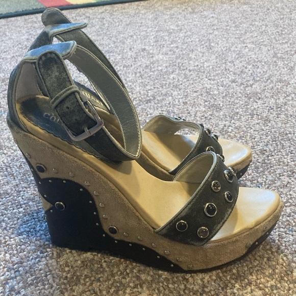 Super funky dark gray and cream studded wedge - Picture 3 of 6